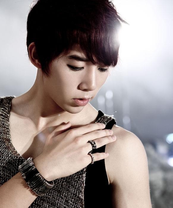 U-KISS’s Hoon Shows Off High Kick