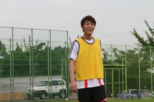BEAST Yoon Doo Joon Shows Off Soccer Skills on MBC’s New Drama “A Thousand Kisses”