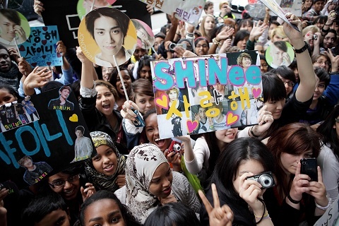 European Fangirls, “We Want SHINee!”