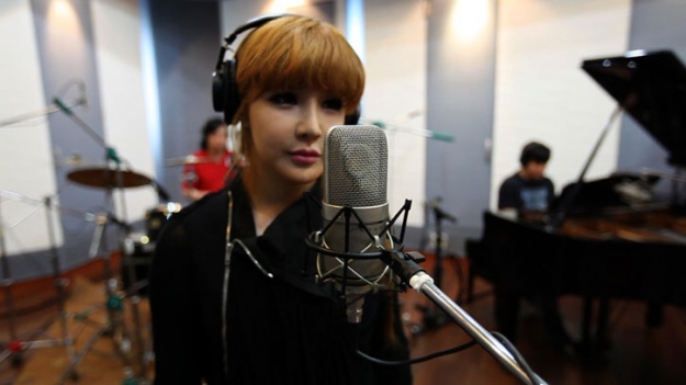 Park Bom Sings Live and Big Bang Unveils Osaka Rehearsal Clips on “YG on Air.”