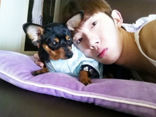 2AM’s Jo Kwon Takes Photos With His Pet