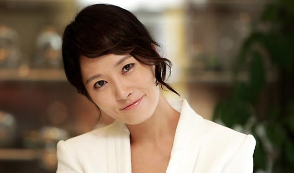 Kim Sun Ah and Sung Yuri, "Our Beauty Seems to Have Eclipsed the Bridge!"