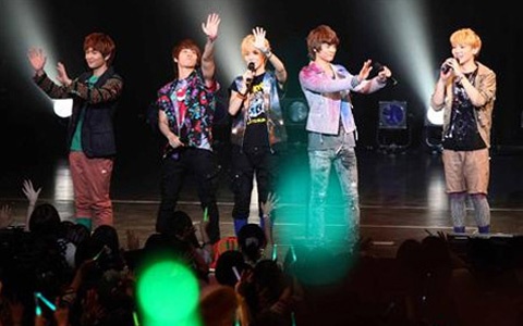 SHINee Holds Fanmeet in Tokyo