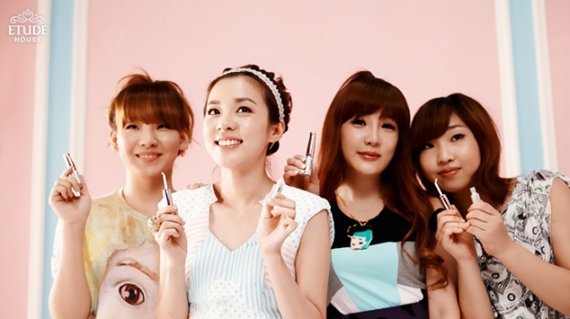 2NE1 Smiles For Etude House