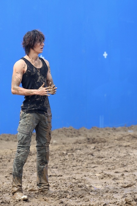 Lee Min Ho Fights One VS Twelve for “City Hunter”