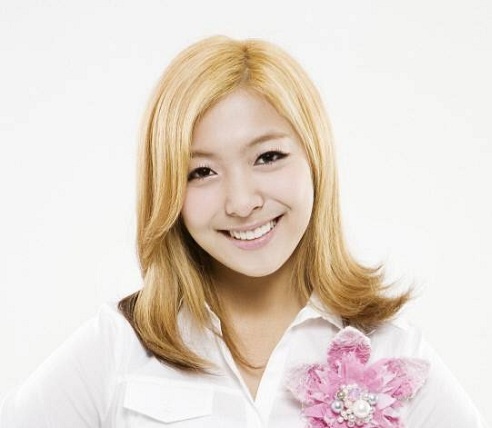 f(x)’s Luna Snaps Shot with Transgender Model