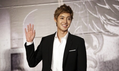 Kim Hyun Joong Has Impromptu Meeting with Fans at a Restaurant