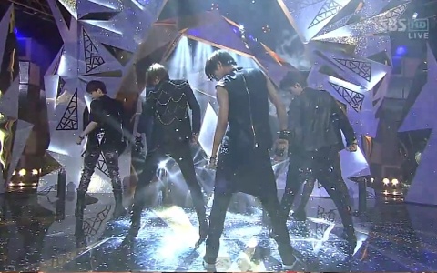 EXO-K Performs "MAMA" on Inkigayo