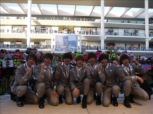 U-KISS Draws 6,000 Fans at Japanese Debut Event