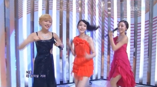 IU, Nicole, and Hara Dance T-ara’s "Shuffle Dance" on "Inkigayo"
